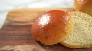 Mutfak rafında taze pişmiş çörekler serinliyor..