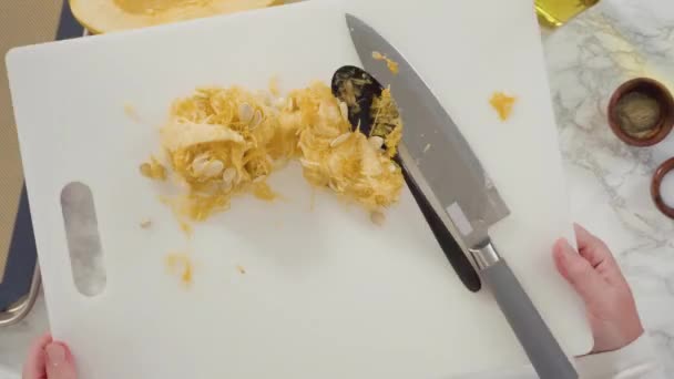 Biologische Spaghetti Squash Bereiden Met Olijfolie Zout Peper — Stockvideo