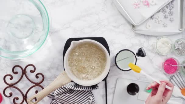 自家製ロリポップを作るために鍋に砂糖をカラメル — ストック動画