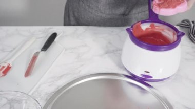 Adım adım. Çikolata kalıplı şekiller için erimiş kırmızı çikolata parçaları..