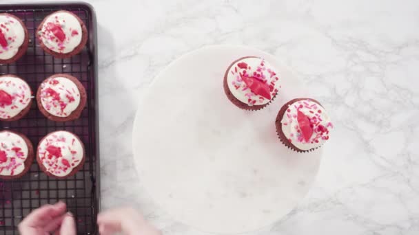 Schokolade Mini Cupcakes Mit Italienischem Buttercreme Zuckerguss Mit Glitzernden Schokolade — Stockvideo