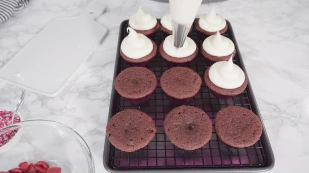 Decoración Cupcakes Terciopelo Rojo Con Corazones Rojos Chocolate Besos — Vídeo de stock