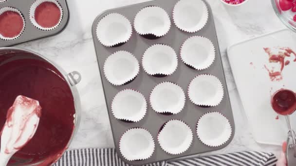 Čokoládové Mini Cupcakes Italským Máslovým Polevou Zdobené Třpytivé Čokoládové Vločky — Stock video