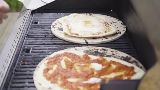 Preparación Pizzas Parrilla Individuales Una Parrilla Gas Aire Libre — Vídeos de Stock