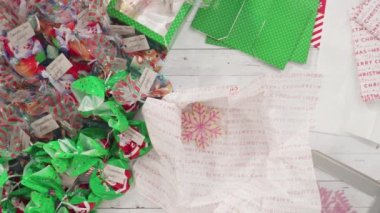 Ev yapımı şekerleme ve kurabiyeleri Noel hediyesi kutusuna koymak.