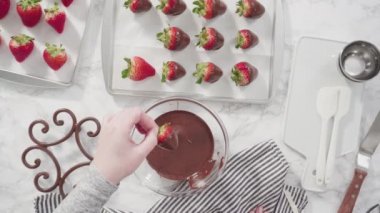 organik çilek çikolatası. Yakın çekimde.