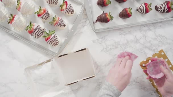 Biologische Aardbeien Chocolade Ondergedompeld Van Dichtbij Bekijken — Stockvideo