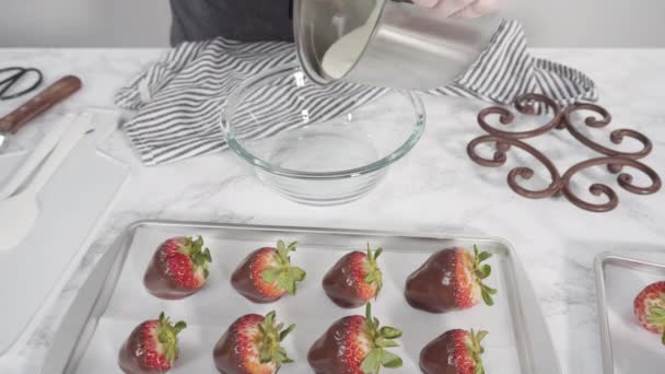 Bio Erdbeeren Schokolade Eingetaucht Nahsicht — Stockvideo