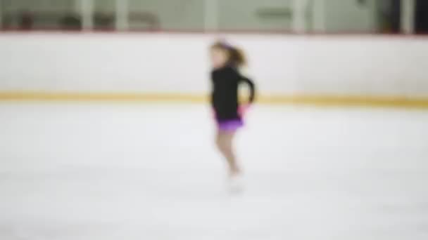 Kleines Mädchen Übt Eiskunstlauf Der Eissporthalle — Stockvideo