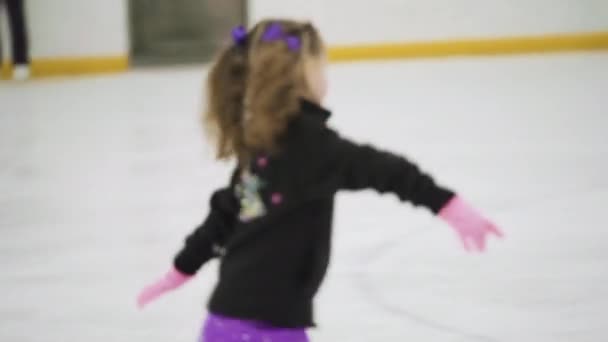 Klein Meisje Oefenen Kunstschaatsen Een Indoor Schaatsbaan — Stockvideo