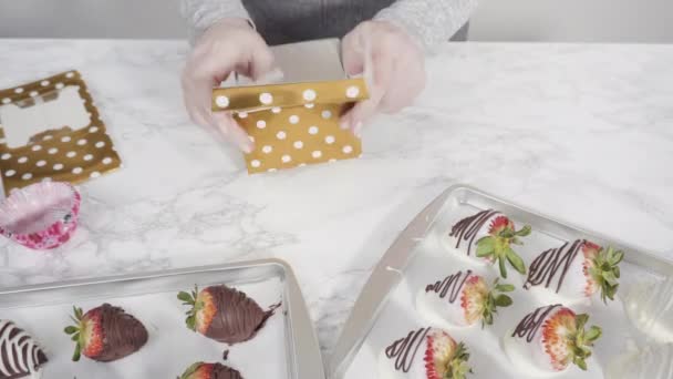 Temps Écoulé Pas Pas Emballage Fraises Trempées Chocolat Dans Une — Video