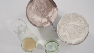 Tarçın rulolarını karıştırıp pişirmek için malzemeler hazırlıyorum..