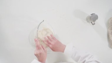 Tarçın rulolarını karıştırıp pişirmek için malzemeler hazırlıyorum..