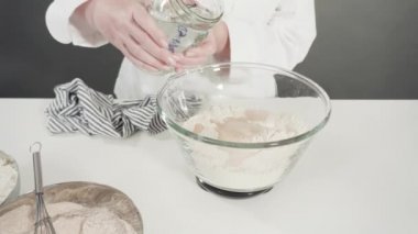 Tarçınlı çörek yapmaya hazırlanıyorum..