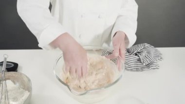 Tarçınlı çörek yapmaya hazırlanıyorum..