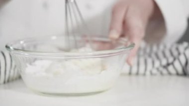 Tarçınlı çörek yapmaya hazırlanıyorum..