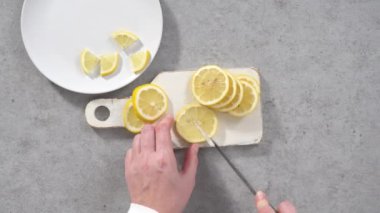 Kek için limonu dilimliyorum. 