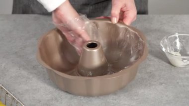 Böğürtlenli ve limonlu pastayla süslenmiş limonlu kek..