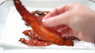 Beyaz parşömen kağıdıyla pişirilmiş pastırma şeritleri..