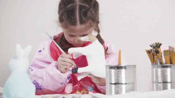 Klein Meisje Schilderen Papier Mache Beeldje Bij Thuisonderwijs Kunst Klasse — Stockvideo