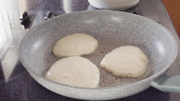 Stekkefir Baserade Pannkakor Matlagning Pan Elektrisk Spis — Stockvideo