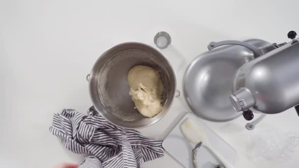 准备配料搅拌和烘烤肉桂卷 — 图库视频影像