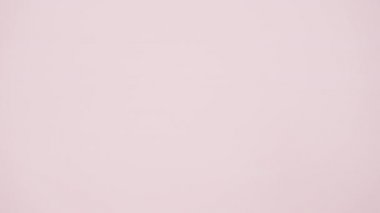 Pembe güller ve gül yaprakları yakın görünüm