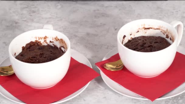 Bovenaanzicht Van Een Kop Koffie Met Dessert Witte Tafel — Stockvideo