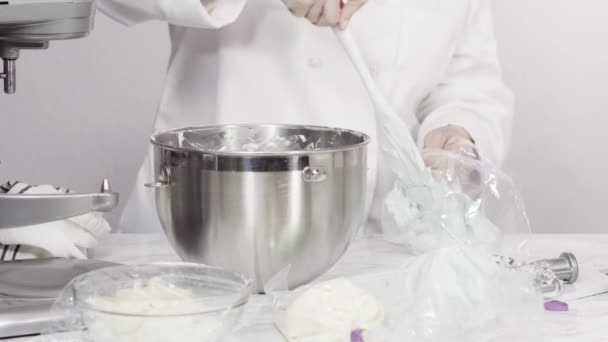 Příprava Ingrediencí Pro Červený Bílý Modrý Kulatý Vanilkový Dort Máslovou — Stock video