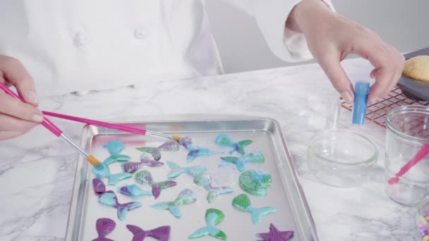 Výroba Gurmánská Mořská Panna Cupcakes Topped Modrým Máslovým Polevou Zdobené — Stock video