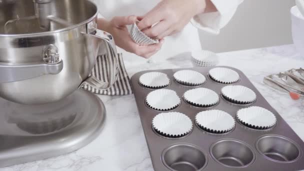 Cupcake Pan Lemovaný Papírovými Cupcake Vložkami — Stock video