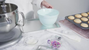 Üzerinde mavi tereyağlı krema süslemesi ve çikolata denizkızı kuyruğu ile süslenmiş gurme deniz kızı kekleri yapıyorlar..