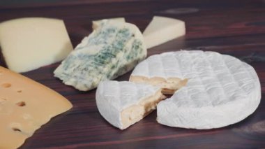 farklı peynir türleri ahşap masaya yakın