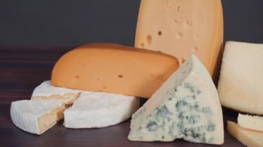 farklı peynir türleri ahşap masaya yakın