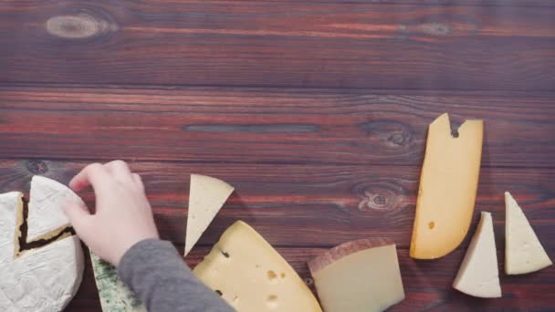 Verschillende Soorten Kaas Close Houten Tafel — Stockvideo