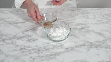 Çikolatalı kek pişirmek için cam kaselerdeki malzemeler..