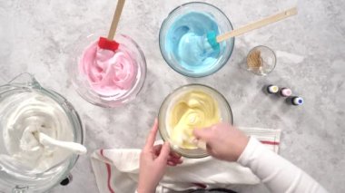 Metal uçlu boru torbalarına İtalyan tereyağı kreması yapıp kakalamak..