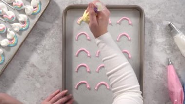 Tek boynuzlu at temalı meringue, parşömen kağıdıyla kaplı çarşafların üzerinde soğutma yapıyor..