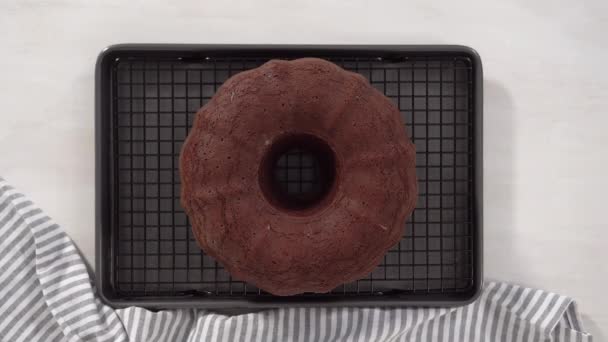 Шоколадный Торт Охлаждается После Выпечки — стоковое видео