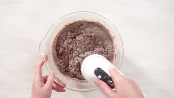 Kırmızı Kadife Kek Hazırlamak Için Karıştırma Kabındaki Malzemeleri Karıştırıyorum — Stok video