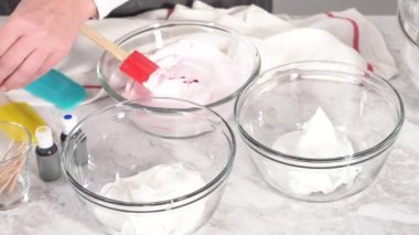 Metal uçlu boru torbalarına İtalyan tereyağı kreması yapıp kakalamak..