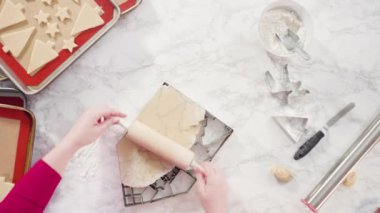 Mermer arka planda büyük bir Noel kurabiyesi kesicisi.