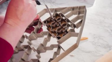 Mermer arka planda büyük bir Noel kurabiyesi kesicisi.