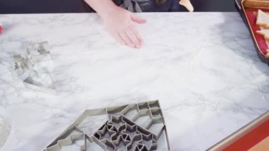 Mermer arka planda büyük bir Noel kurabiyesi kesicisi.