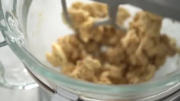 Membuat Kue Unicorn Chocolate Chip Panggang Dengan Chocolate Chip Pelangi — Stok Video