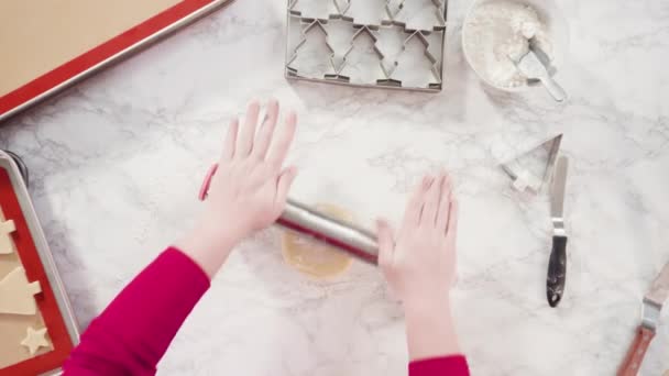 大理石の背景に大きなクリスマスクッキーカッター — ストック動画