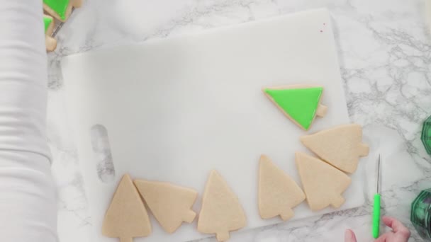Biscotti Zucchero Forma Albero Natale Con Glassa Reale Verde — Video Stock