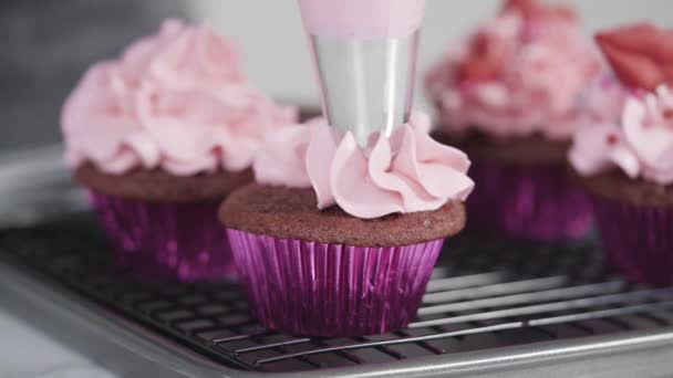 Decoración Cupcakes Terciopelo Rojo Con Corazones Rojos Chocolate Besos — Vídeos de Stock