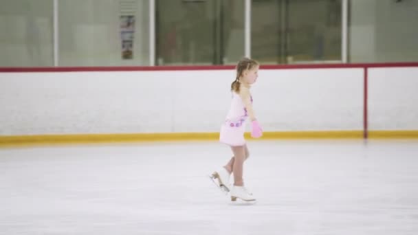 Menina Praticando Patinação Artística Move Pista Gelo Interior — Vídeo de Stock