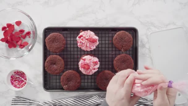 Decorare Cupcake Velluto Rosso Con Cuori Rossi Cioccolato Baci — Video Stock